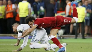 Dua Legenda Inggris Bela Ramos Soal Salah