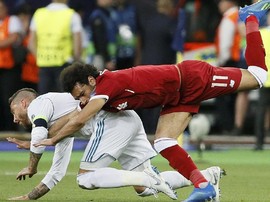 Dua Legenda Inggris Bela Ramos Soal Salah