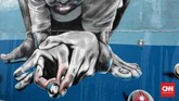 Mural menghiasi tembok rumah warga di Gang Abdul Jabar, Minggu, 27 Mei 2018. Selain gambar kreatif masing-masing warga, para seniman di Gang Badul Jabar juga menggambar mural Islami di dinding Gang Abdul Jabar, Kelurahan Jagakarsa, Jakarta Selatan, untuk menyemarakkan Ramadhan. (CNN Indonesia/Andry Novelino)