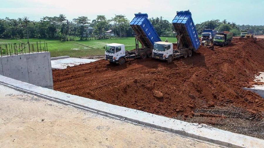 Tol Pemalang-Batang dengan nilai investasi sekitar Rp 6 triliun, diprediksi selesai dan bisa dioperasikan pada akhir 2018.