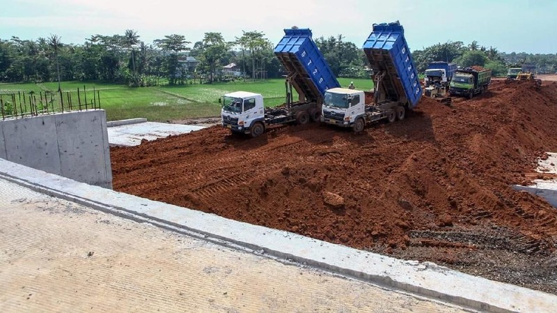Tol Pemalang-Batang dengan nilai investasi sekitar Rp 6 triliun, diprediksi selesai dan bisa dioperasikan pada akhir 2018.