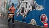 Tak banyak warga kawasan Gang Abdul Jabar, Jagakarsa, hilir mudik di siang hari. Namun mural karya mereka meramaikan kawasan tersebut terutama di bulan suci Ramadan tahun ini. (CNN Indonesia/Andry Novelino)
