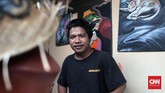 Saipul Bahri, seniman lulusan Institut Seni Indonesia (ISI) Yogyakarta adalah dalang di balik mural-mural cantik Gang Abdul Jabar. Dalam menciptakan mural ini, ia dibantu pihak RT dan seniman lukis IKJ. (CNN Indonesia/Andry Novelino)