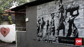 Tembok rumah, tembok pagar, dinding di tepi jalan, semua bak kanvas bagi kreativitas warga Gang Abdul Jabar, Jagakarsa. (CNN Indonesia/Andry Novelino)