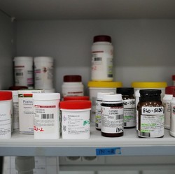RI Impor 90% Bahan Baku Obat, Hanya Paracetamol Cs yang Lokal