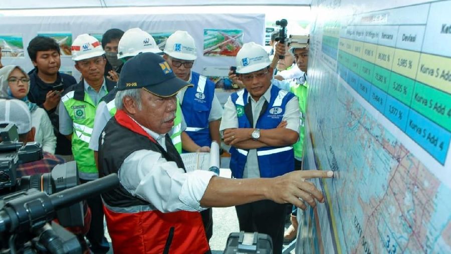 Tol Pemalang-Batang dengan nilai investasi sekitar Rp 6 triliun, diprediksi selesai dan bisa dioperasikan pada akhir 2018.