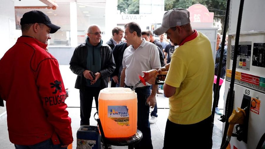 Demo supir truk di Brasill, blokir jalan membuat pasokan bahan bakar, makanan dan obat-obatan terhambat.