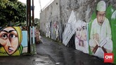 Kegiatan melukis mural oleh warga Gang Abdul Jabar, biasanya dimulai pada malam hari sampai subuh dan dilakukan secara bergotong-royong. (CNN Indonesia/Andry Novelino)