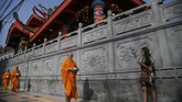 Pindapatta merupakan tradisi Buddhis yang telah dilaksanakan sejak zaman kehidupan Sang Buddha, Siddhārtha Gautama, hingga saat ini. (ANTARA FOTO/Hendra Nurdiyansyah/kye/18)