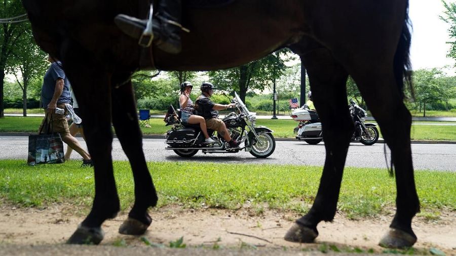 Acara konvoi tersebut diikuti oleh ribuan veteran militer Amerika dalam rangka peringati Hari Pahlawan di AS.