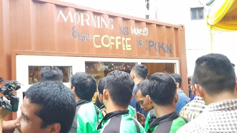 Untuk pertama kalinya dua putra dan menantu Presiden Joko Widodo berkolaborasi membuka usaha kuliner. Usaha ini dinamakan Kedai Rakyat, di Medan, Sumatra Utara.
