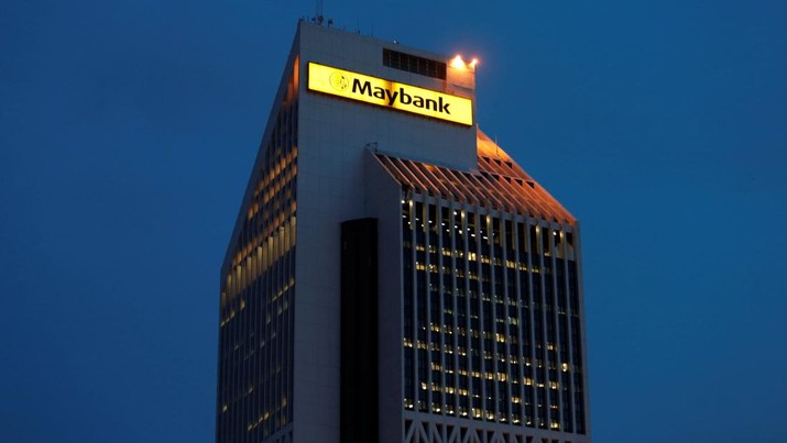 FILE PHOTO - Maybank Tower, the headquarters of Maybank, is seen in Kuala Lumpur April 5, 2013.   REUTERS/Bazuki Muhammad/File Photo