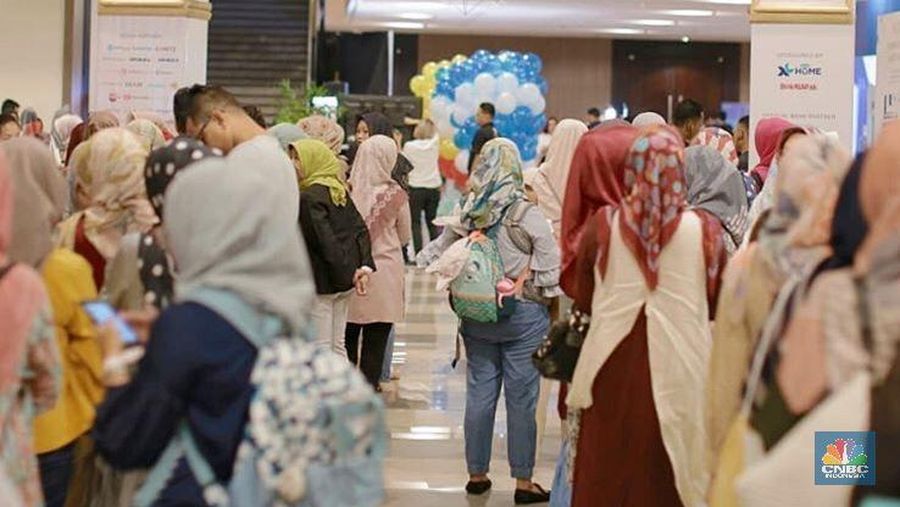 Masyarakat dewasa ini sangatlah antusias bila melihat diskon dan koleksi terbaru dari busana muslim.