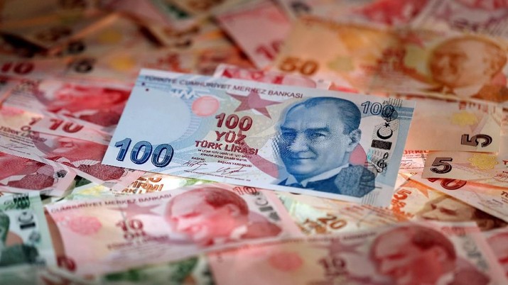FILE PHOTO: Turkish Lira banknotes are seen in this October 10, 2017 picture illustration. REUTERS/Murad Sezer/File Photo