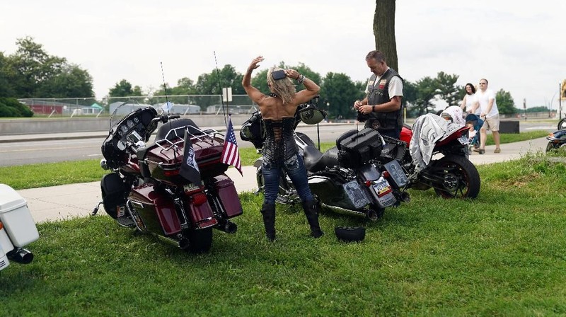 Acara konvoi tersebut diikuti oleh ribuan veteran militer Amerika dalam rangka peringati Hari Pahlawan di AS.