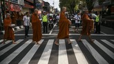 Sejumlah biksu melaksanakan prosesi Pindapata atau mengumpulkan sumbangan dari warga di sepanjang Jalan Pemuda, Magelang, Jawa Tengah, Senin (28/5). (ANTARA FOTO/Hendra Nurdiyansyah/kye/18)