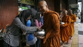 Pindapatta dilaksanakan oleh para Biksu/ Biksuni dengan cara berjalan kaki dengan kepala tertunduk sambil membawa Patta/ Patra (mangkok makanan) untuk menerima dana dari umat guna menunjang kehidupannya. (ANTARA FOTO/Hendra Nurdiyansyah/kye/18)