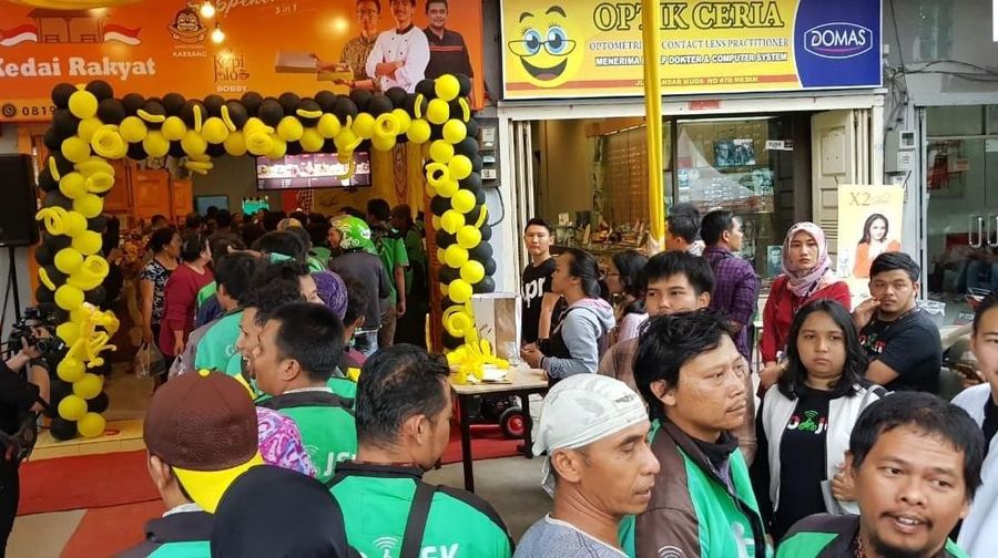 Untuk pertama kalinya dua putra dan menantu Presiden Joko Widodo berkolaborasi membuka usaha kuliner. Usaha ini dinamakan Kedai Rakyat, di Medan, Sumatra Utara.