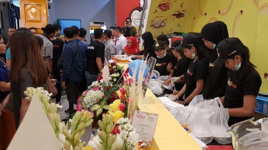 Untuk pertama kalinya dua putra dan menantu Presiden Joko Widodo berkolaborasi membuka usaha kuliner. Usaha ini dinamakan Kedai Rakyat, di Medan, Sumatra Utara.