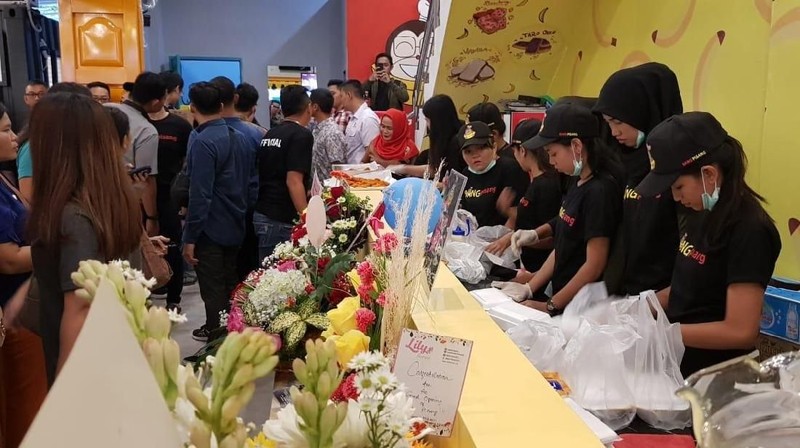 Untuk pertama kalinya dua putra dan menantu Presiden Joko Widodo berkolaborasi membuka usaha kuliner. Usaha ini dinamakan Kedai Rakyat, di Medan, Sumatra Utara.