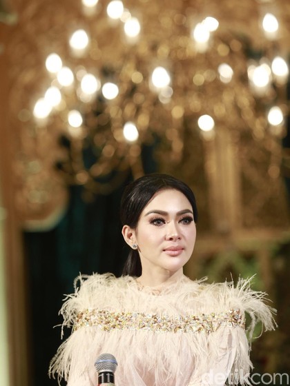 Syahrini Tak Suka Pakai Bedak, Ini Triknya Agar Wajah Tetap Memesona Syahrini Tak Suka Pakai Bedak, Ini Triknya Agar Wajah Tetap Memesona