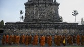 Penyemayaman api abadi tersebut merupakan rangkaian dari ritual menjelang hari raya Waisak 2562 BE/2018, sebelum dibawa menuju altar utama di Candi Borobudur pada puncak prosesi. (ANTARA FOTO/Hendra Nurdiyansyah/aww/18)
