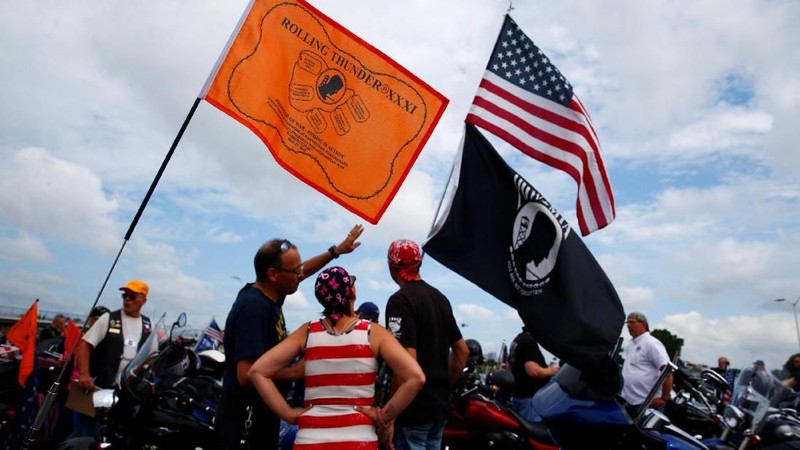 Acara konvoi tersebut diikuti oleh ribuan veteran militer Amerika dalam rangka peringati Hari Pahlawan di AS.