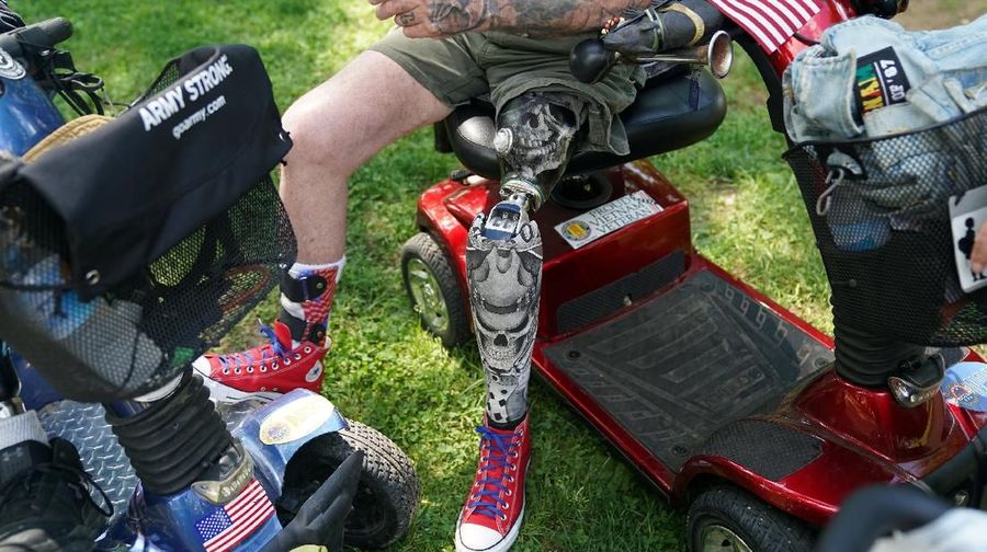Acara konvoi tersebut diikuti oleh ribuan veteran militer Amerika dalam rangka peringati Hari Pahlawan di AS.