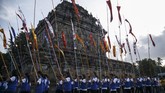Umat Budha melakukan pradaksina atau mengelilingi candi membawa Api Dharma dengan obor yang diambil dari api abadi Mrapen Kabupaten Grobogan saat prosesi penyemayaman Api Dharma Waisak 2018 di Candi Mendut, Magelang, Jawa Tengah, Minggu (27/5). (ANTARA FOTO/Hendra Nurdiyansyah/aww/18)