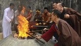 Sejumlah perwakilan umat Budha mengambil Api Dhamma menggunakan obor dari sumber Api Abadi Mrapen, Desa Manggarmas, Godong, Grobogan, Jawa Tengah, Minggu (27/5). Prosesi pengambilan api Dhamma atau api abadi yang kemudian disemayamkan di Candi Mendut. (ANTARA FOTO/Yusuf Nugroho/foc/18)