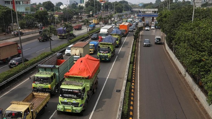 Menteri Basuki bantah truk-truk malas lewat tol karena tarif yang mahal, tapi lantaran adanya warung-warung yang bisa jadi tempat istirahat