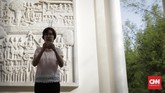 Seorang perempuan mengunjungi Wihara Dhammacakka Jaya, Jakarta untuk perayaan Tri Suci Waisak, Selasa, 29 Mei 2018. (CNNIndonesia/Adhi Wicaksono)