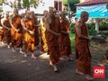 Cara Biksu Jalani Tradisi Buddha di Indonesia