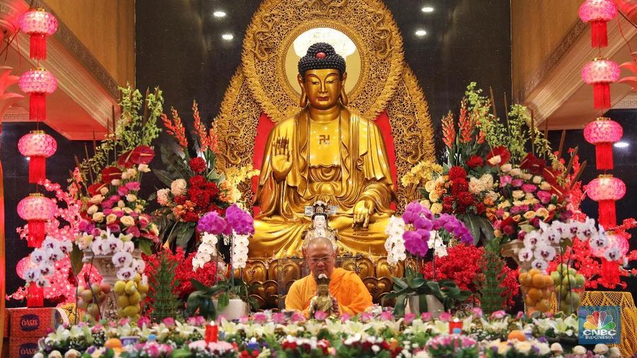 Ribuan umat budha di Jakarta Barat melaksanakan perayaan Waisak di Wihara Ekayana Arama, Duri Kepa, Jakarta Barat, Selasa (29/5/2018). Suasana berlangsung khidmat.