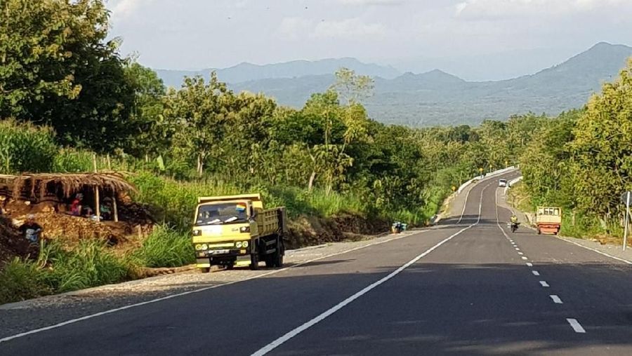 Jalan Pantai Selatan banyak ditemukan obyek wisata pantai yang lokasinya tidak jauh.