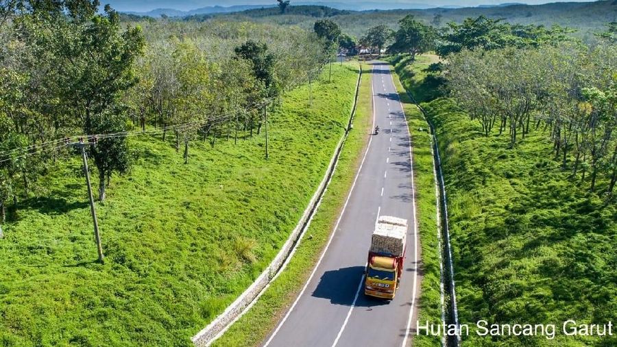 Jalan Pantai Selatan banyak ditemukan obyek wisata pantai yang lokasinya tidak jauh.