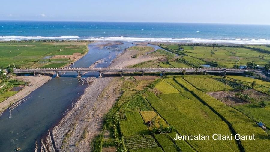 Jalan Pantai Selatan banyak ditemukan obyek wisata pantai yang lokasinya tidak jauh.