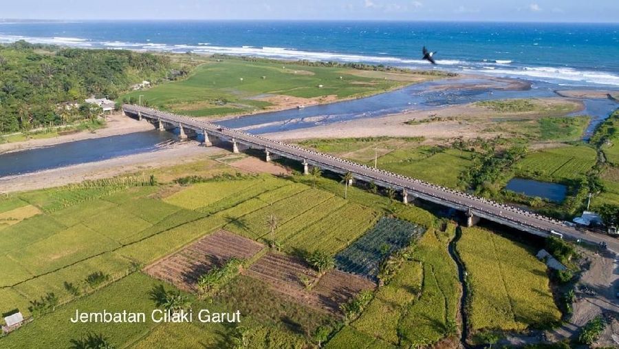 Jalan Pantai Selatan banyak ditemukan obyek wisata pantai yang lokasinya tidak jauh.
