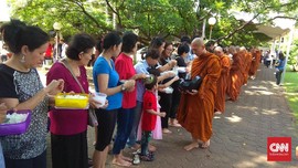 Ritual Pindapata Awali Perayaan Waisak di Wihara Dharmmacakka