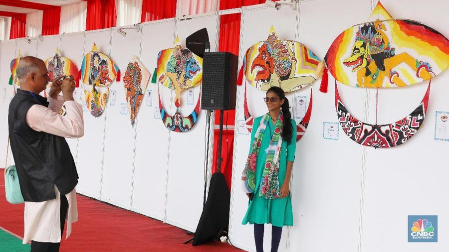 Wacana pemberian visa gratis bagi WNI yang hendak mengunjungi India masih dalam proses untuk terwujud, kata AM Fachir, Wakil Menteri Luar Negeri Indonesia.