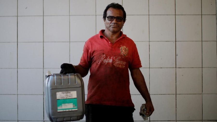 Demonstrasi yang sudah berlangsung sembilan hari oleh pengemudi truk terhadap kenaikan harga solar telah mengosongkan jalan dan pasokan bensin.