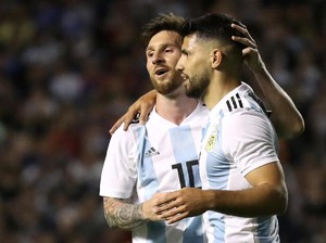 Messi bak Bintang Porno di Lapangan