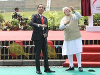 Keseruan Jokowi dan PM India Bermain Layang-layang di Monas