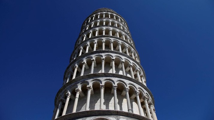 menara pisa FILE PHOTO: The Leaning Tower of Pisa is seen against blue skies July 19, 2012. The 'Torre di Pisa' is the bell tower of the Cathedral of the Italian city of Pisa, known worldwide for its unintended tilt to one side. The tower began to lean in 1178 due to soft ground on one side support the structure's weight. REUTERS/Clarissa Cavalheiro/File Photo