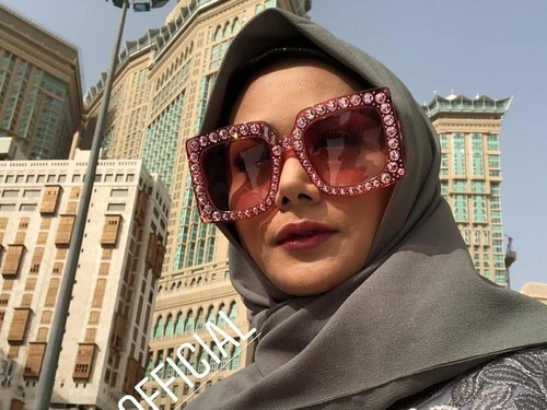Pakai Hijab, Syahrini hingga Awkarin Malah Dinyinyirin Netizen Pakai Hijab, Syahrini hingga Awkarin Malah Dinyinyirin Netizen