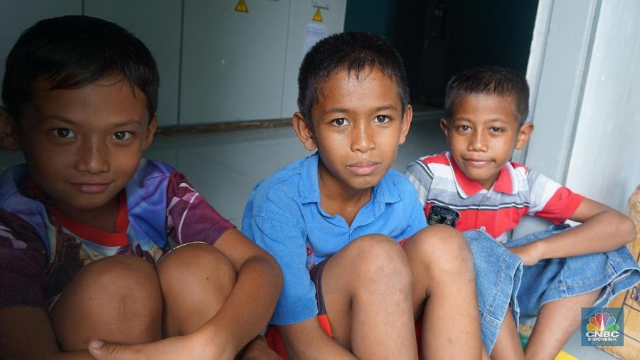 Mereka akan memanfaatkan listrik ini untuk keperluan ekonomi seperti berjualan ice blender, menjahit bahkan sekedar nonton tv disiang hari.