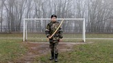 Seorang kadet memegang pedang tiruan di depan tempatnya berlatih yaitu di Stavropol. (REUTERS/ Eduard Korniyenko)