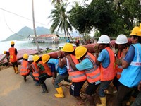 Foto: Kerja Keras Terangi Pulau Terdepan Indonesia