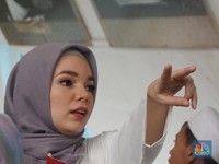 Komen Nyinyir Netizen Salah Kamar, Ini Respons Tak Terduga Dewi Sandra