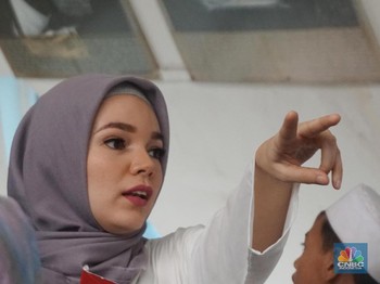 Komen Nyinyir Netizen Salah Kamar, Ini Respons Tak Terduga Dewi Sandra